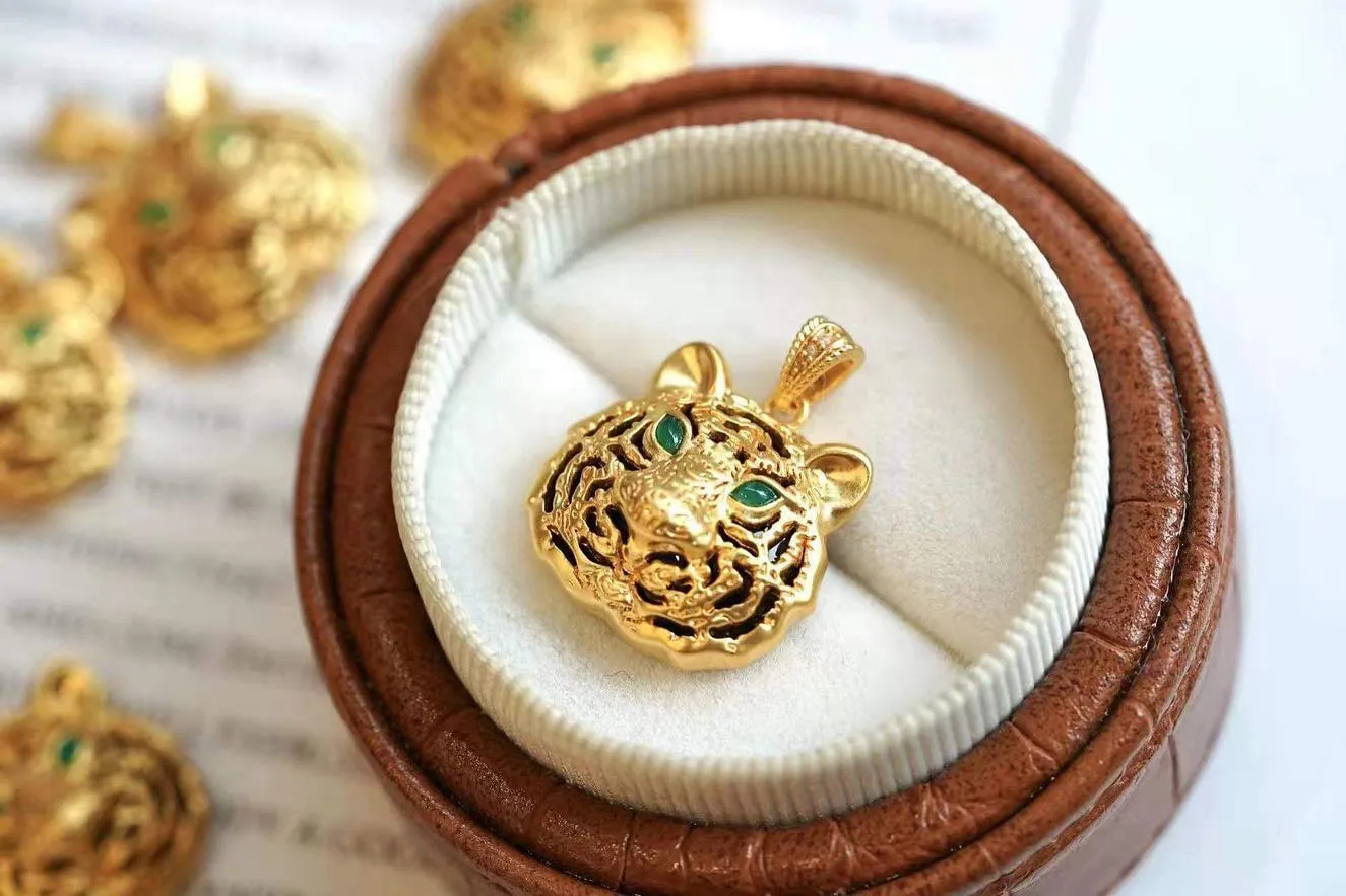 Jade Eyed Tiger with Onyx Back and Diamonds 18K Gold